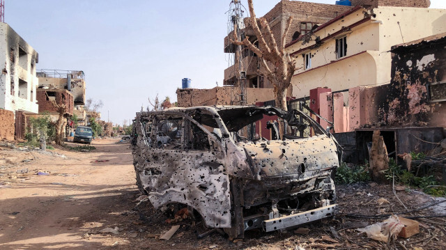 Cette photo prise le 30 mai 2024 montre un véhicule brûlé devant un magasin endommagé à Omdurman. La guerre fait rage depuis plus d'un an au Soudan entre l'armée régulière, dirigée par le chef de l'armée Abdel Fattah al-Burhan, et les forces paramilitaires de soutien rapide, dirigées par son ancien adjoint Mohamed Hamdan Daglo.