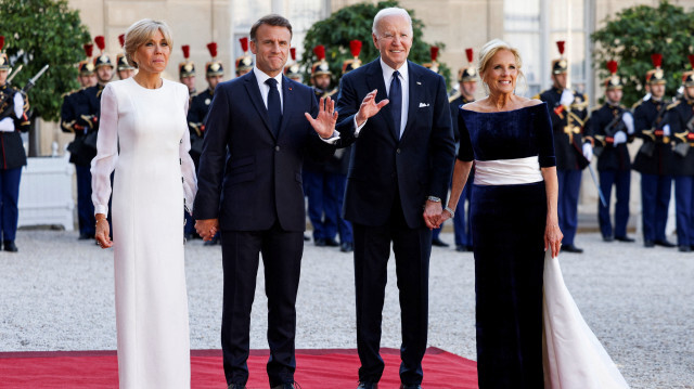 Le président français Emmanuel Macron (2L) et son épouse Brigitte Macron (G) accueillant le président américain Joe Biden (2D) et la première dame américaine Jill Biden (D) alors qu'ils arrivent pour assister à un dîner d'État officiel dans le cadre de la visite d'État du président américain en France, au palais présidentiel de l'Élysée à Paris, le 8 juin 2024.