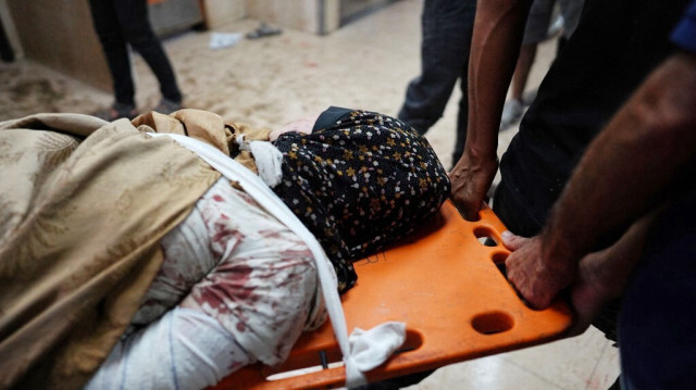 Une femme blessée est amenée à l'hôpital des Martyrs d'al-Aqsa à Deir al-Balah, dans le centre de la bande de Gaza, après le bombardement israélien d'un appartement résidentiel à Deir al-Balah et d'une zone d'al-Maghazi, le 8 juin 2024.