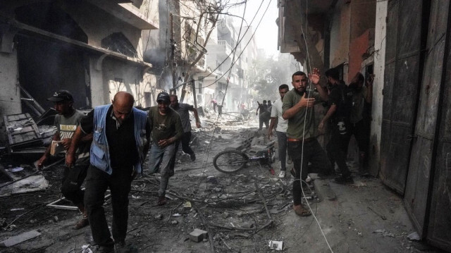 Les Palestiniens inspectent les débris des bâtiments suite à une opération des forces spéciales israéliennes dans le camp de Nuseirat, dans le centre de la bande de Gaza, le 8 juin 2024.