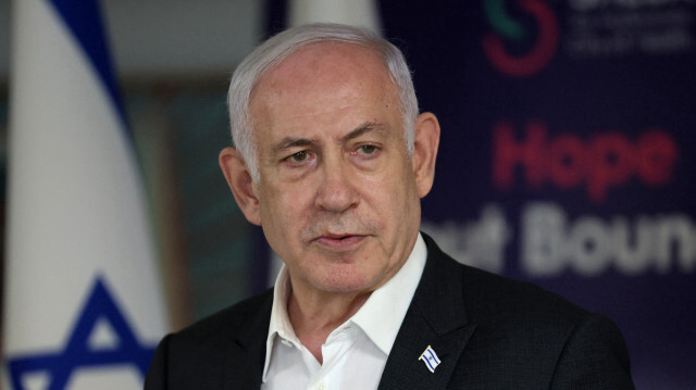 Le Premier ministre israélien Benjamin Netanyahu s'exprimant lors d'une conférence de presse au centre médical Sheba Tel-HaShomer, à Ramat Gan, le 8 juin 2024, dans le cadre du conflit en cours dans le territoire palestinien entre Israël et le groupe militant Hamas. Israël a déclaré que ses forces avaient sauvé la vie de quatre otages dans un camp de réfugiés de Gaza le 8 juin, alors qu'il intensifiait son assaut en dépit de l'attention portée à une attaque meurtrière contre une école gérée par l'ONU dans cette région. Les quatre otages avaient été enlevés par le Hamas au festival de musique Nova lors des attaques du 7 octobre qui ont déclenché la guerre, a déclaré l'armée.
