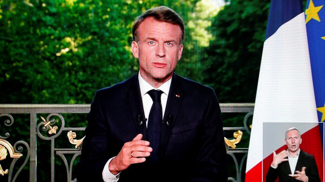 Le président français Emmanuel Macron s'exprimant lors d'une allocution télévisée à la nation au cours de laquelle il a annoncé qu'il dissolvait l'Assemblée nationale, chambre basse du Parlement français, et qu'il convoquait de nouvelles élections générales le 30 juin, à Paris, le 9 juin 2024.