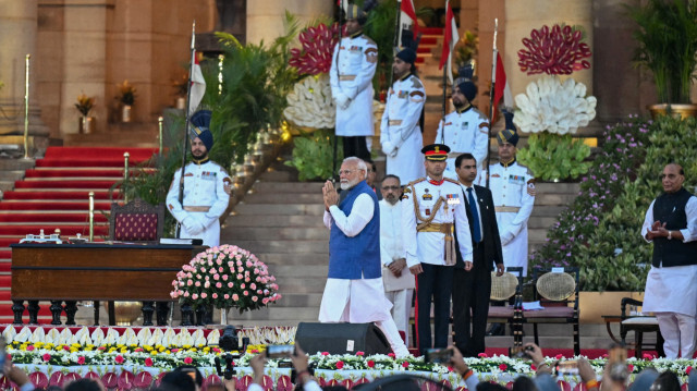 Le leader du Bharatiya Janata Party (BJP), Narendra Modi (C), marchant avant de prêter serment pour un troisième mandat en tant que Premier ministre du pays lors de la cérémonie de prestation de serment au palais présidentiel Rashtrapati Bhavan à New Delhi, le 9 juin 2024. Le Premier ministre indien Narendra Modi a prêté serment le 9 juin pour un troisième mandat, après que les résultats des élections, plus mauvais que prévu, l'ont rendu dépendant des partenaires de la coalition pour gouverner.