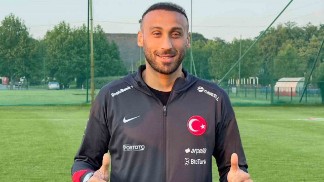 Cenk Tosun kampta basın mensuplarına poz verdi. 