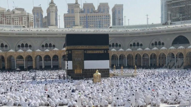 Des pèlerins musulmans vêtus de blanc prient et effectuent le "tawaf", la circumambulation de la Kaaba, à la Grande Mosquée de La Mecque, avant le hajj, le 4 juin 2024.