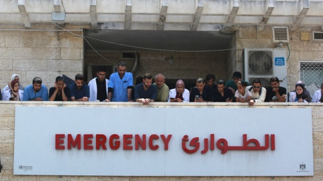 Des médecins et des infirmières attendent l'arrivée de blessés et de morts palestiniens à l'hôpital des Martyrs d'al-Aqsa à Deir al-Balah, dans le centre de la bande de Gaza, le 8 juin 2024.
