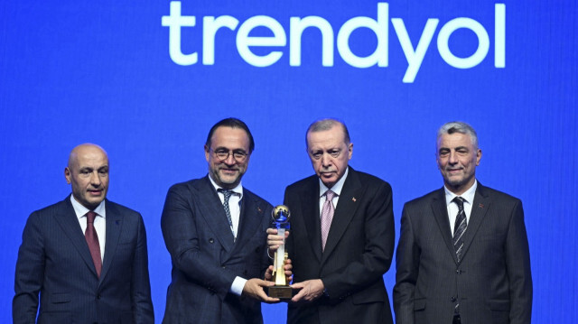 Trendyol Grubu Başkanı Çağlayan Çetin, birincilik ödülünü Cumhurbaşkanı Recep Tayyip Erdoğan’ın elinden aldı.