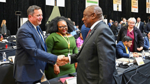 Le Président sud-africain Cyril Ramaphosa et le chef du parti Alliance Démocratique (DA), John Steenhuisen.