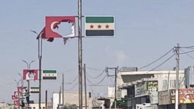 Kayseri’deki olayların ardından Suriye’deki Suriyeliler Türk bayrağını yaktı.