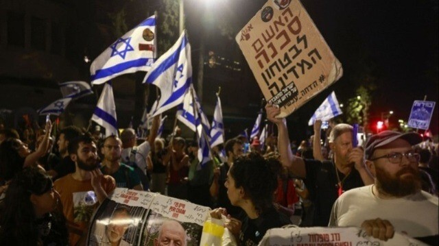 Des manifestants appelant à des élections anticipées lors d'un rassemblement anti-gouvernemental à Jérusalem.