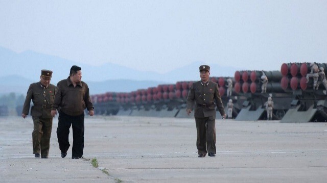 Le dirigeant nord-coréen Kim Jong Un assistant à un tir d'essai de salve d'artillerie de roquettes super-larges de 600 mm, dans un lieu non confirmé en Corée du Nordl, e 31 mai 2024.
