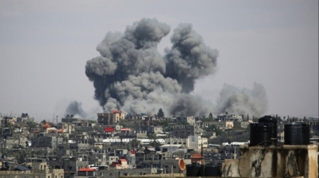 Des panaches de fumée pendant une attaque de l'armée d'occupation à Khan Younès dans le sud de la Bande de Gaza.