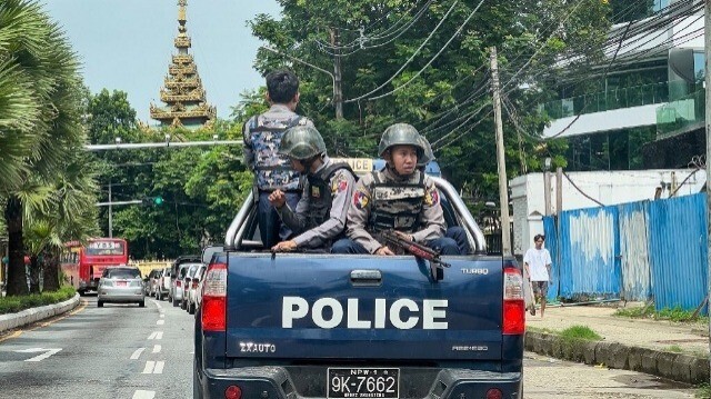 La police patrouille dans une rue de Yangon en Birmanie.