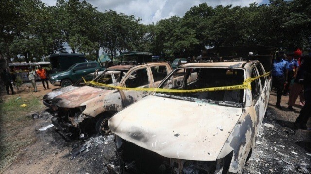 Des véhicules de prison brûlés sont visibles à Abuja, au Nigeria, le 6 juillet 2022, après l'attaque de la prison moyenne de Kuje par des hommes armés soupçonnés d'appartenir à Boko Haram. 