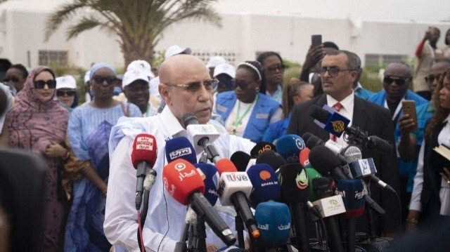Le président mauritanien sortant, Mohamed Ould Ghazouani, s'adresse aux journalistes après avoir voté dans un bureau de vote à Nouakchott, le 29 juin 2024.