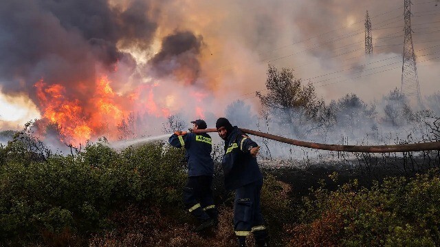 اليونان.. حريق غابات يصل تجمعات سكنية قرب أثينا