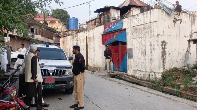 Des policiers du Cachemire se tiennent debout après l'évasion des détenus de la prison du district de Poonch dans la ville de Rawalakot, à environ 110 kilomètres au sud de Muzaffarabad, la capitale du Cachemire sous contrôle pakistanais, le 30 juin 2024.