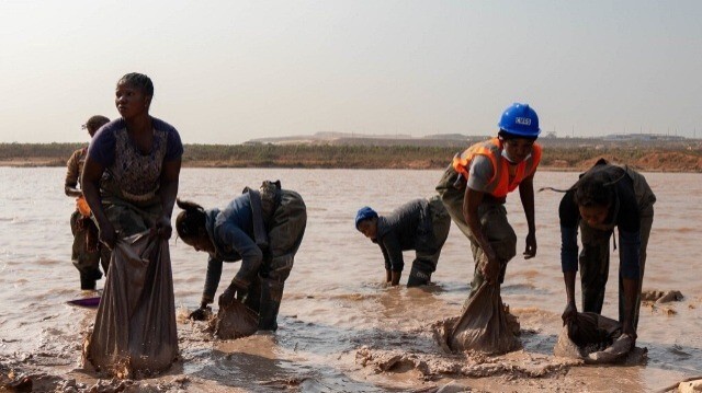 Des femmes lavent du minerai dans la mine artisanale de cuivre et de cobalt de Kamilombe, près de la ville de Kolwezi, dans le sud-est de la République démocratique du Congo, le 20 juin 2023. 