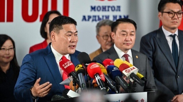 Le Premier ministre mongol Luvsannamsrain Oyun-Erdene s'exprime lors d'une conférence de presse au siège du Parti du peuple mongol en compagnie de candidats parlementaires du même parti, à Ulaanbaatar, le 29 juin 2024, après les pré-résultats des élections législatives.