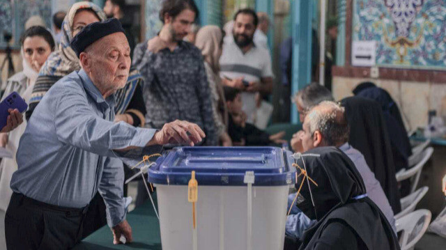 Иранец отдает свой голос на избирательном участке в Тегеране во время президентских выборов в стране, 28 июня 2024 года.