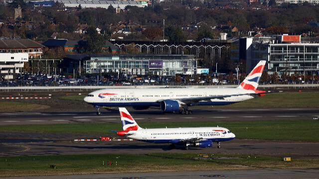 Boeing 777 авиакомпании British Airways вылетающий из аэропорта Хитроу в Лондоне, Великобритания, 28 ноября 2023 года.