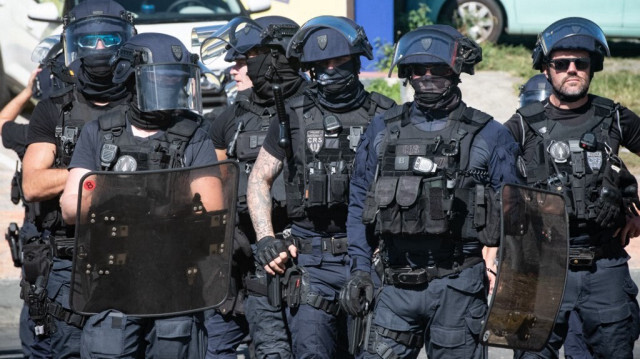 Des gendarmes français devant le siège de l'Union Calédonienne (UC), après l'intervention de la police dans les locaux de l'UC, où devait se tenir une conférence de presse de la Cellule de Coordination des Actions de Terrain (CCAT), à Nouméa, le 19 juin 2024.