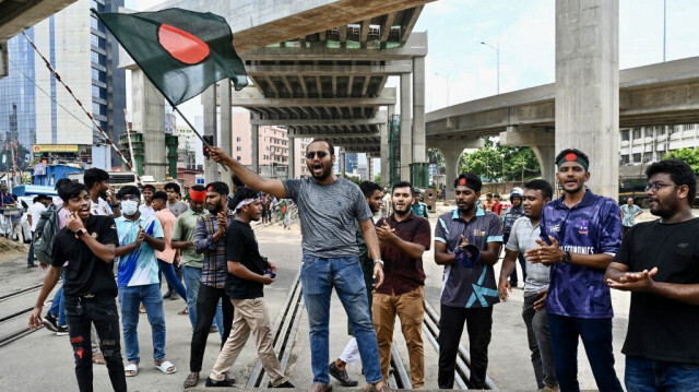 Des étudiants bloquent une voie ferrée alors qu'ils manifestent pour réclamer un système basé sur le mérite pour les emplois de la fonction publique à Dhaka, le 10 juillet 2024.