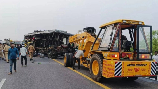 Tragédie routière en Uttar Pradesh, en Inde, un bus percute un camion-citerne, 18 morts et 19 blessés, le 09 juillet 2024.