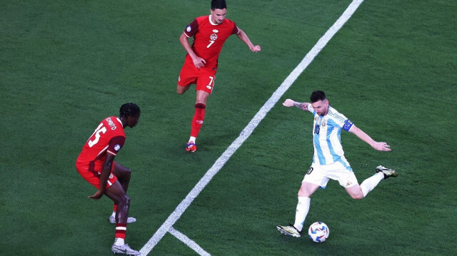 Lionel Messi de l'Argentine tire au but face à Moïse Bombito et Stephen Eustaquio lors de la demi-finale de la Copa America 2024 entre le Canada et l'Argentine au MetLife Stadium, le 9 juillet 2024 à East Rutherford, New Jersey. 