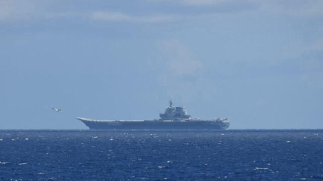 Le porte-avions Shandong de la marine chinoise dans l'océan Pacifique, au sud-est de Miyakojima, dans la préfecture d'Okinawa.