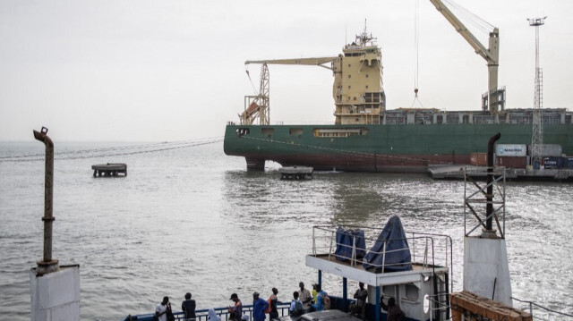 Des personnes attendent sur un ferry pour traverser le fleuve Gambie depuis le port de Banjul, le 9 décembre 2021. 