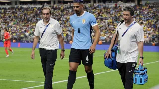Ronald Araujo quitte le terrain après une blessure lors de la première mi-temps du quart de finale de la Copa America 2024 contre le Brésil, à Las Vegas, le 6 juillet 2024. 