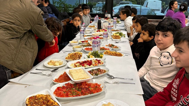 Photo du repas offert par Mehmet Dagoglu à 35 orphelins syriens, à Adana, dans le sud-est de la Türkiye.