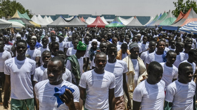 Certains des 2100 anciens membres de Boko Haram et de Daesh en Afrique de l'Ouest sont vus au camp Hajja à Maiduguri, au Nigeria, le 30 mai 2023, avant leur libération à l'issue d'un programme de réadaptation de cinq mois. 