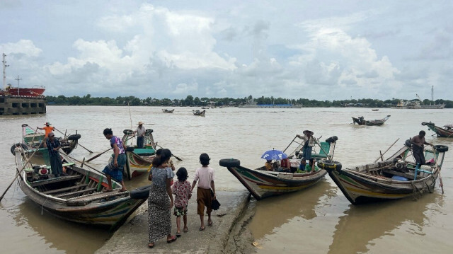 Des bateliers attendent des passagers pour traverser la rivière Yangon à l'embarcadère de Bagayar à Yangon le 10 juillet 2024.