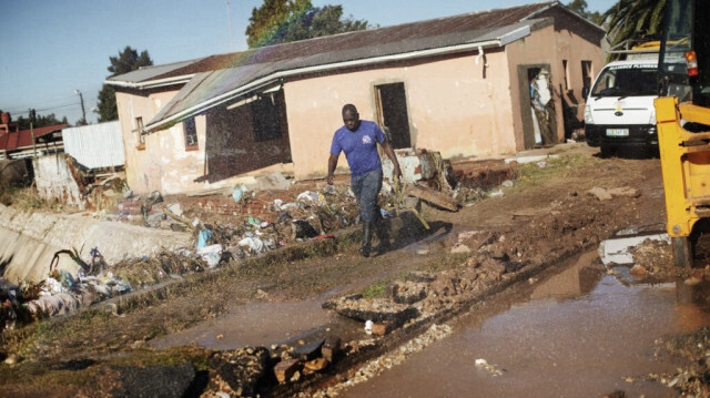 Un entrepreneur engagé par la municipalité de Nelson Mandela Bay déblaie les débris dans l'un des quartiers touchés par les récentes inondations à Uitenhage, le 06 juin 2024.