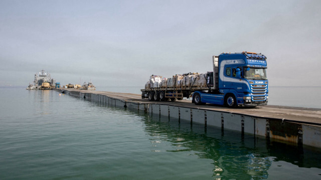 Les responsables ont expliqué que le but du quai est de "retirer l'aide accumulée à Chypre (Al-Rumiyah) et de la transférer vers une zone sûre sur la côte de Gaza".
