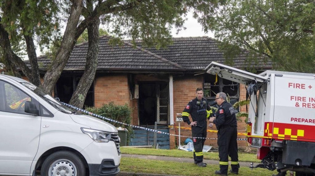 Un homme de 28 ans inculpé pour meurtre après avoir verrouillé sa famille dans une maison en feu à Sydney.