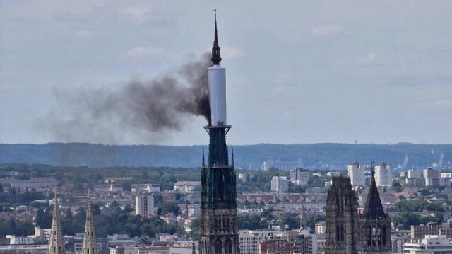 De la fumée s'échappe de la flèche de la cathédrale à Rouen, dans le nord de la France, le 11 juillet 2024. 