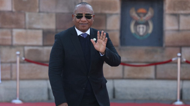 Le Premier ministre malgache Christian Ntsay salue l'arrivée du président sud-africain Cyril Ramaphosa à l'Union Buildings à Pretoria, le 19 juin 2024. 