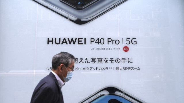 Un homme passe devant une publicité pour le dernier smartphone de l'entreprise chinoise de télécommunications Huawei à Tokyo.