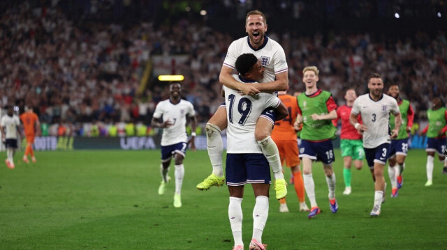 Harry Kane (en haut) et Ollie Watkins célèbrent leur victoire en demi-finale de l'Euro 2024 entre les Pays-Bas et l'Angleterre, au stade BVB à Dortmund, le 10 juillet 2024.  