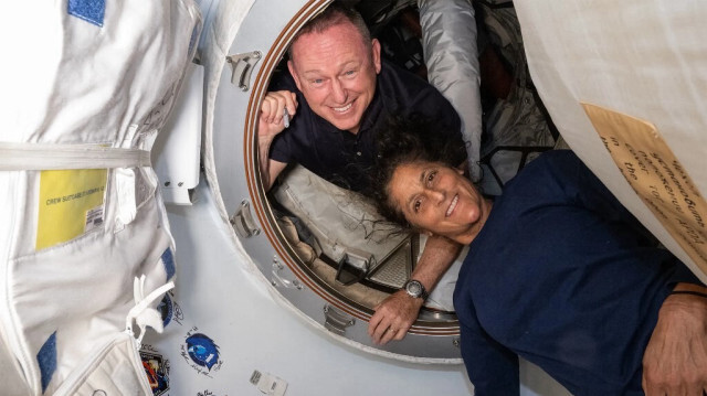 Les astronautes de la mission Boeing de la Nasa  Butch Wilmore et Suni Williams à l'intérieur du vestibule entre le port avant du module Harmony de la Station spatiale internationale et le vaisseau Starliner de Boeing. 