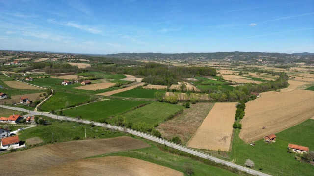 Cette vue aérienne montre la vallée de Jadar près du village de Gornje Nedeljice, à l'ouest de la Serbie, près de Loznica, zone du projet de mine de lithium de Rio Tinto, le 5 avril 2024. 