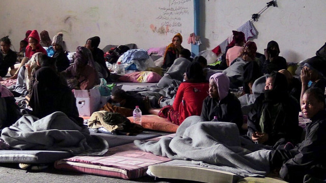 Une photo montre des femmes et des enfants assis au Centre Abu Salim pour l'immigration illégale, le 22 février 2023 à Tripoli, lors d'une visite de la ministre d'État libyenne chargée des affaires féminines au sein du gouvernement d'unité nationale.