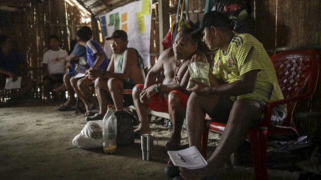 Des indigènes participent à une réunion politique proche du fleuve Pira Paraná, dans la province de Vaupés, en Colombie, le 10 novembre 2023.