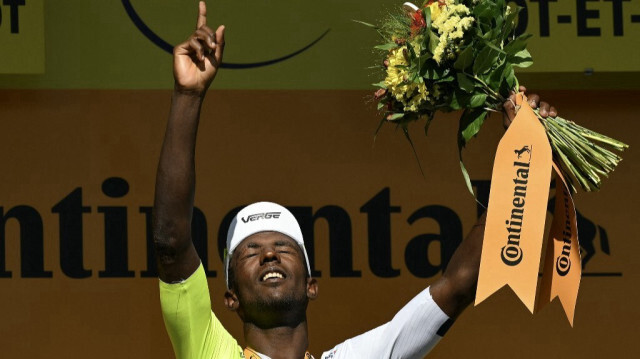 Le coureur érythréen de l'équipe Intermarché - Wanty, Biniam Girmay, après avoir remporté la 12e étape de la 111e édition de la course cycliste du Tour de France, longue de 203,6 km entre Aurillac et Villeneuve-sur-Lot, dans le sud-ouest de la France, le 11 juillet 2024.