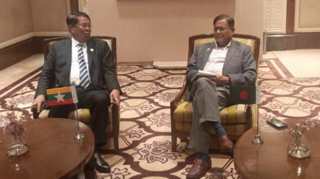 Le ministre bangladais des Affaires étrangères, Hasan Mahmud, à gauche, et son homologue birman, Than Swe, à droite, à New Delhi, le 12 juillet 2024.