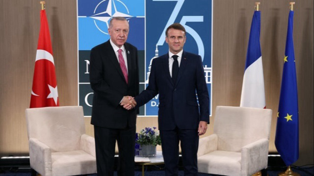 Le Président turc, Recep Tayyip Erdogan et son homologue français, Emmanuel Macron au sommet de l'Organisation du Traité de l'Atlantique Nord (OTAN) à Washington aux États-Unis, le 11 juillet 2024.