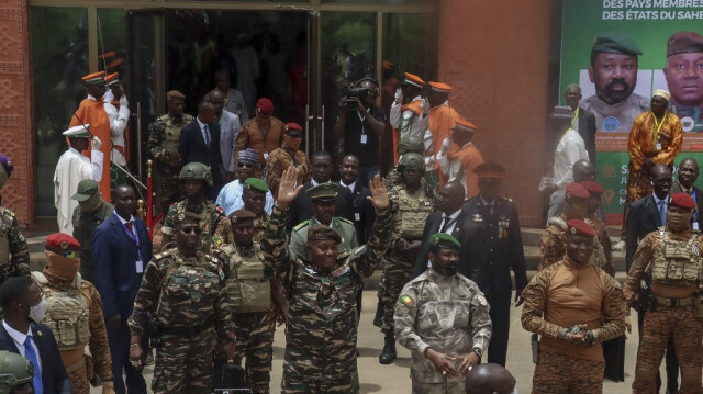 Le chef du gouvernement militaire du Niger, le général Abdourahamane Tiani (C), le colonel malien Assimi Goita (3e à droite) et le capitaine burkinabé Ibrahim Traore (2e à droite) arrivent avant le sommet de la Confédération des États du Sahel (AES) à Niamey, le 6 juillet 2024.